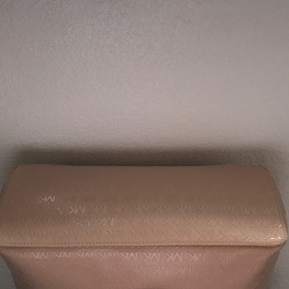 Michael Kors Jet Set Travel Tote - Picture 5 of 8